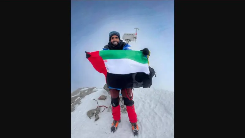 إنجاز تاريخي.. مغامر إماراتي يرفع علم بلاده على أعلى قمة في أوروبا