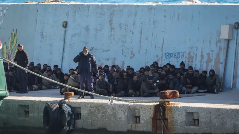 رقم كبير.. مئات المهاجرين يعبرون المانش نحو بريطانيا