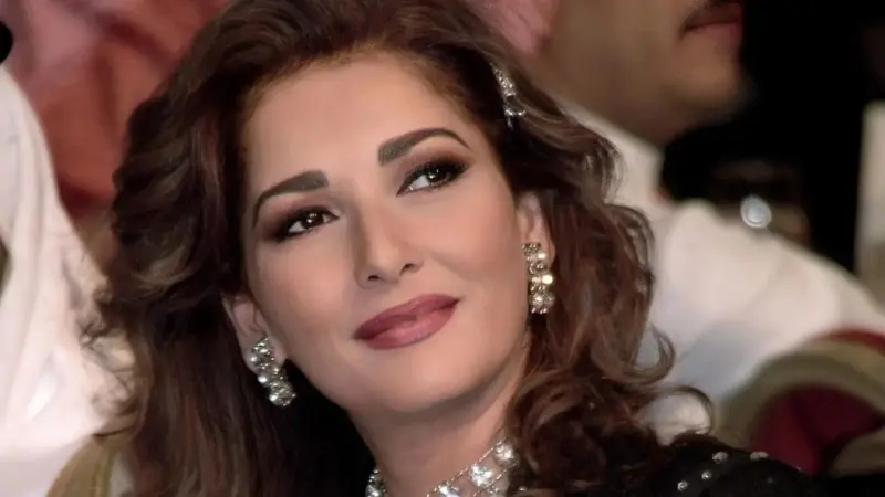 هل ترتدي آثار الحكيم الحجاب مثل الراحلة شادية؟ الفنانة تحسم الجدل