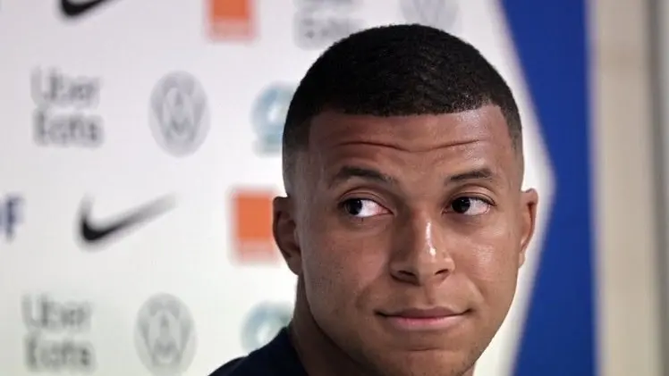 مبابي يرفض عرضا مغريا وباريس سان جيرمان يزيل صوره من حديقة الأمراء