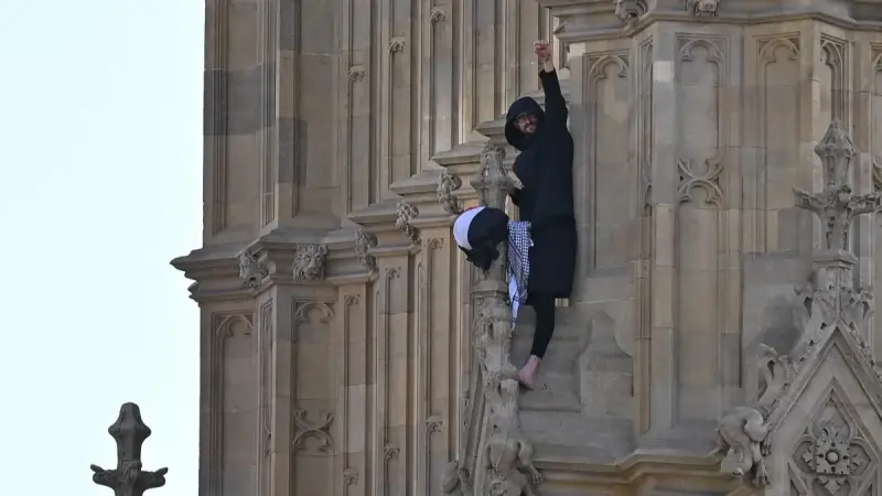 مثول رجل تسلق برج "بيغ بن" تأييدا للفلسطييين أمام القضاء البريطاني