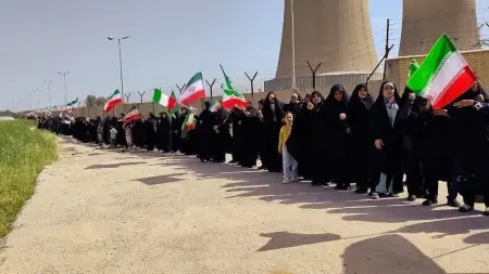 فيديو - النظام الإيراني يحشد أنصاره حول محطات الطاقة تحسبا لتهديد ترامب