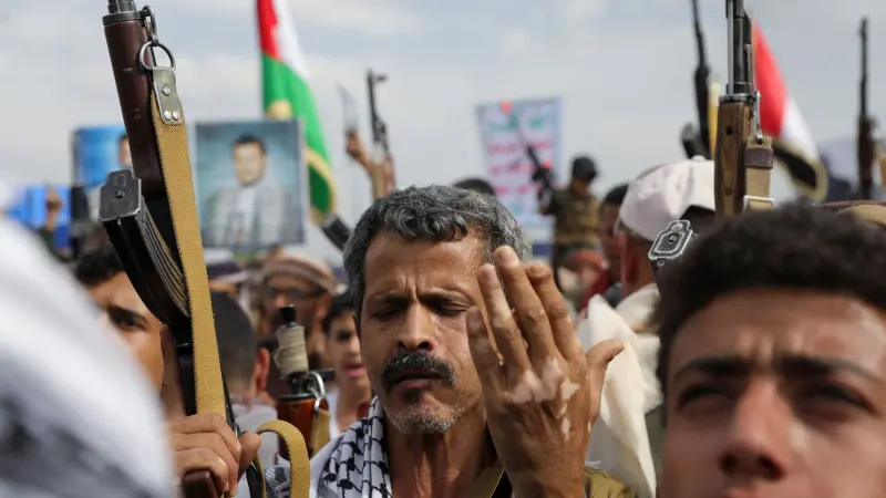 نقص أعداد البحارة بسبب الهجمات على السفن في البحر الأحمر