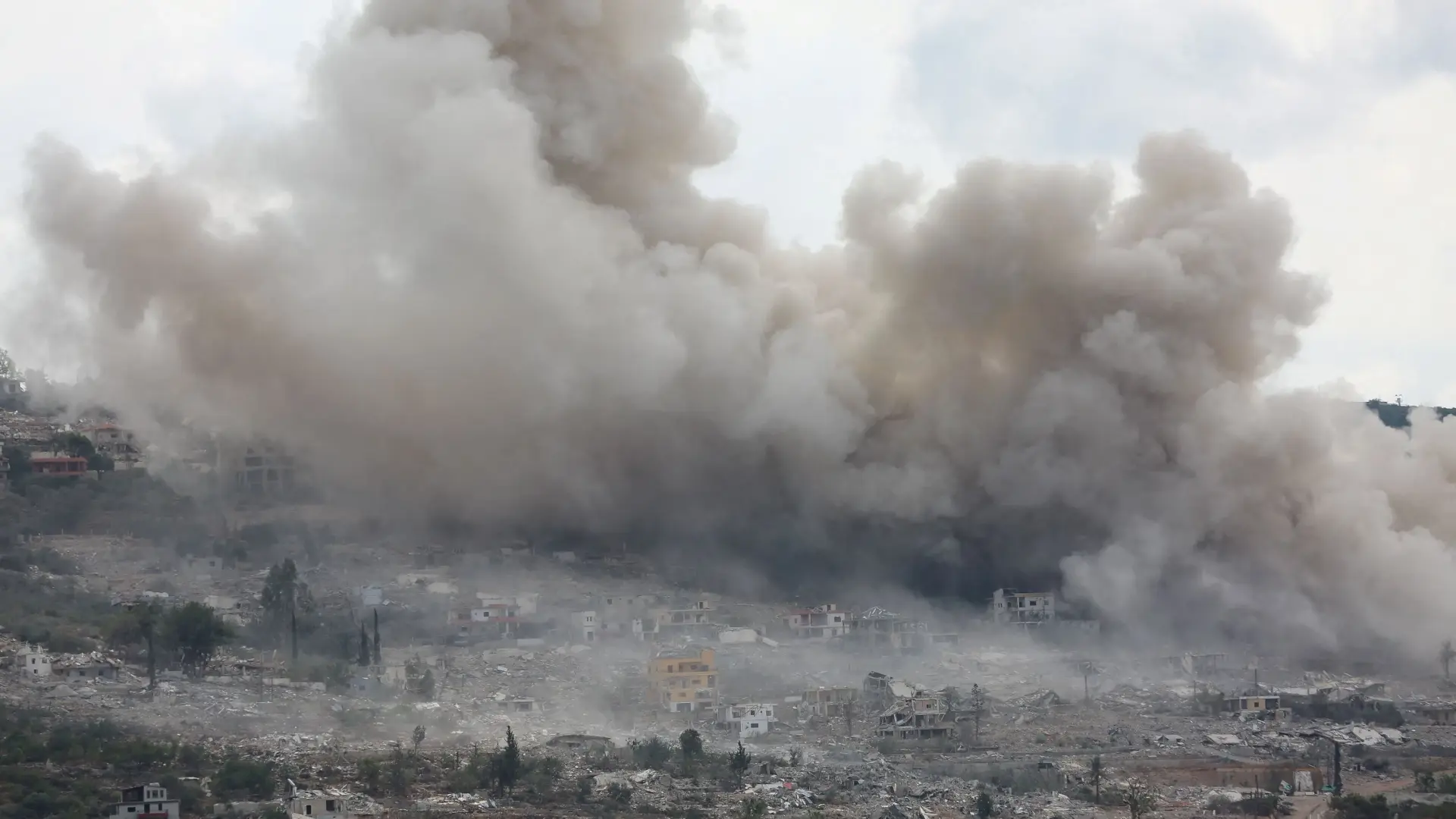 إسرائيل واصلت عمليات التفجير في بلدات جنوب لبنان (رويترز) إسرائيل واصلت عمليات التفجير في بلدات جنوب لبنان (رويترز)