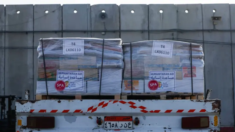 عبر معبر كرم أبو سالم.. شاحنات المساعدات تبدأ الدخول إلى غزة من مصر