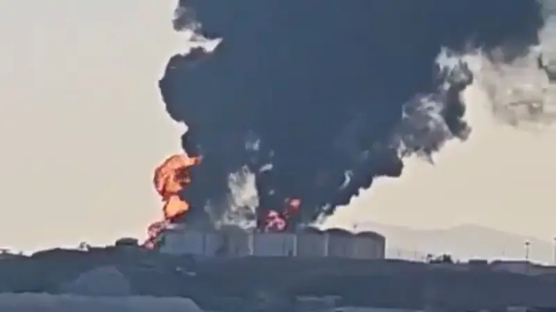 فيديو - مسيّرات تستهدف منشآت لتخزين النفط بميناء صلالة في عمان