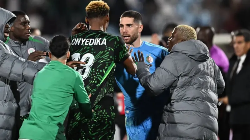 عقوبات الكاف على المنتخب الجزائري.. إيقافات وغرامات