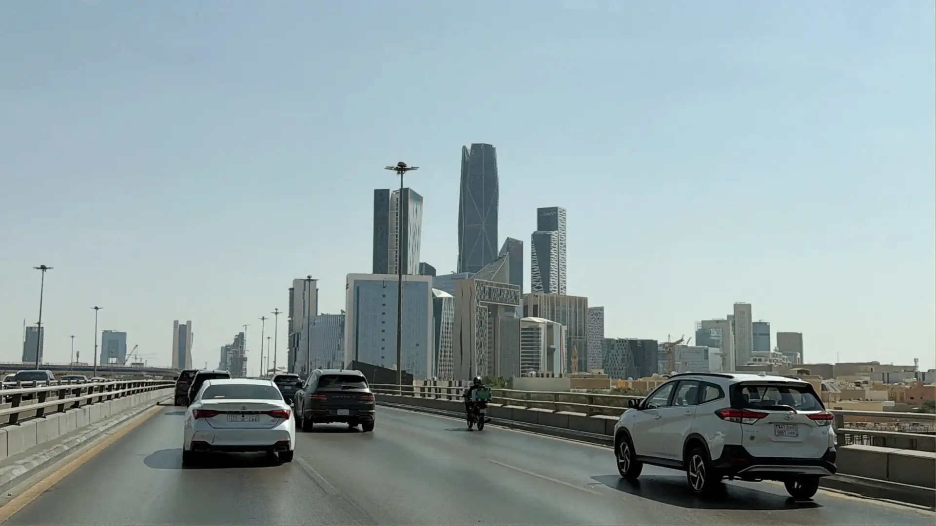 المنصة الوطنية للإنذار المبكر في السعودية تفيد بزوال الخطر في عدد من المناطق (رويترز) المنصة الوطنية للإنذار المبكر في السعودية تفيد بزوال الخطر في عدد من المناطق (رويترز)