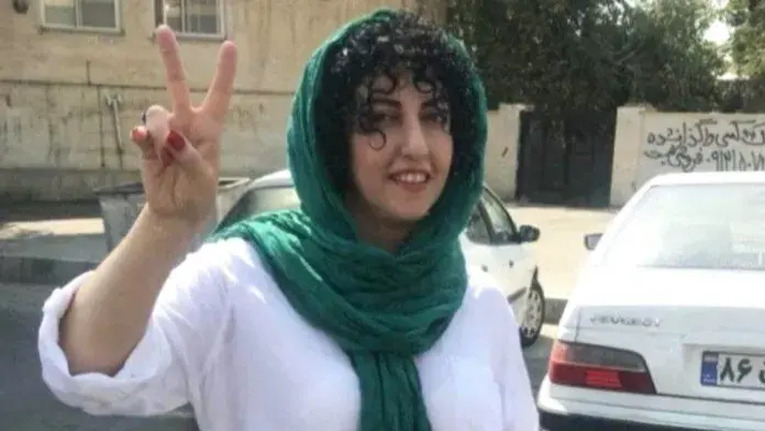 بعد تدهور "كارثي" بحالتها.. نقل الناشطة الإيرانية نرجس محمدي إلى المستشفى