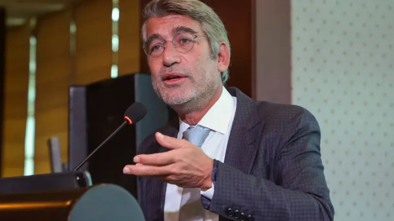 فيديو - من تصوير النواب إلى تناول الفشار.. مواقف طريفة للوزير اللبناني وليد فياض