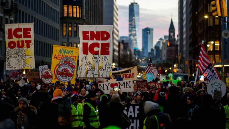 رغم الاحتجاجات.. ترامب يمنح صلاحيات جديدة لإدارة الهجرة