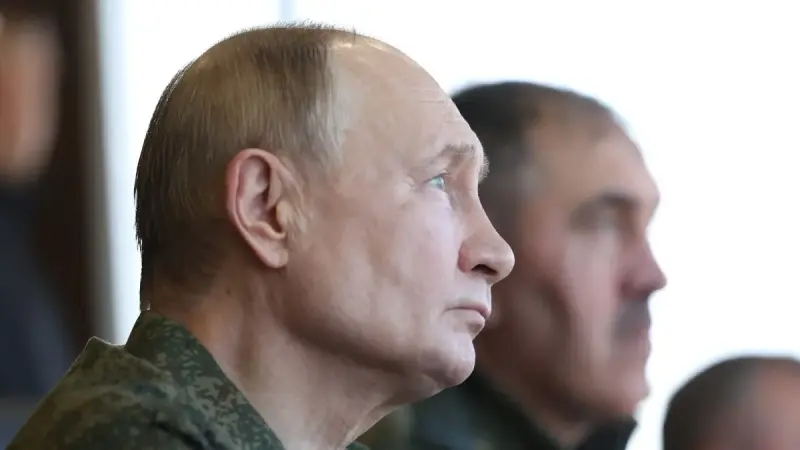 صور - بزيه العسكري.. بوتين يتابع المناورات مع بيلاروس