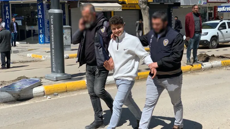 فيديو - تجريد رئيس بلدية من منصبه يُشعل غضبا في تركيا