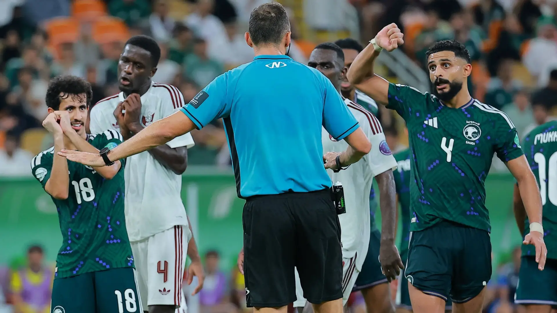 السعودية تبلغ نهائي خليجي 27 بعد الفوز على قطر (رويترز) السعودية تبلغ نهائي خليجي 27 بعد الفوز على قطر (رويترز)