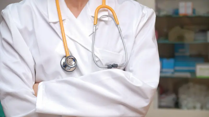 ما تأثير معطف الطبيب الأبيض على المرضى؟