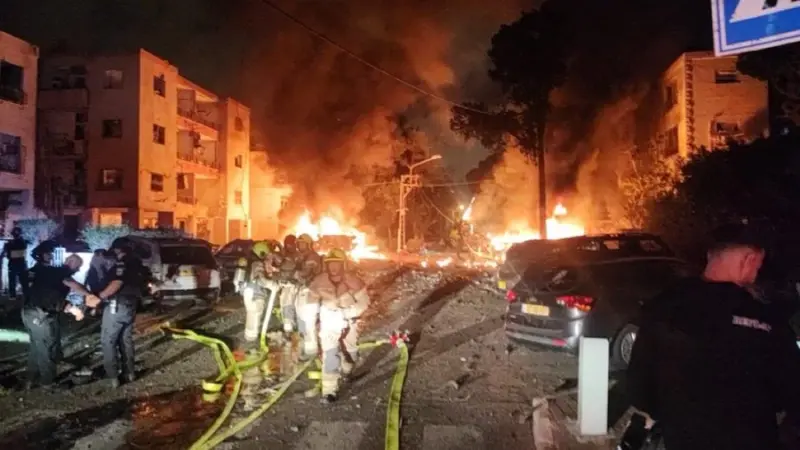 فيديو - اندلاع حرائق كبيرة في حيفا بسبب الصواريخ الإيرانية