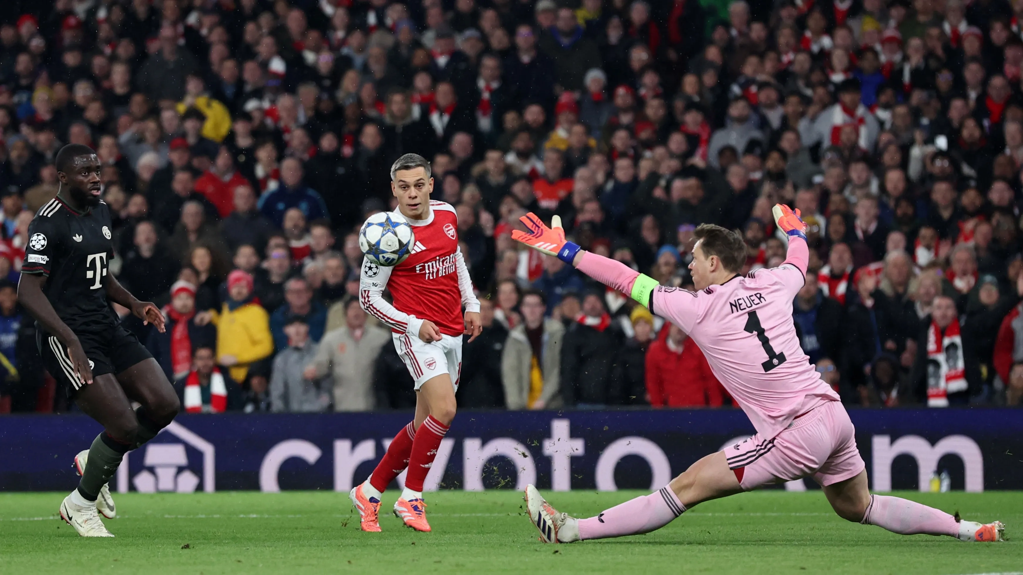 بايرن ميونخ سيفقد حارسه حتى بداية 2026 