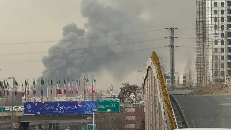 فيديو – السبب غامض.. حريق ضخم في مركز تجاري بطهران