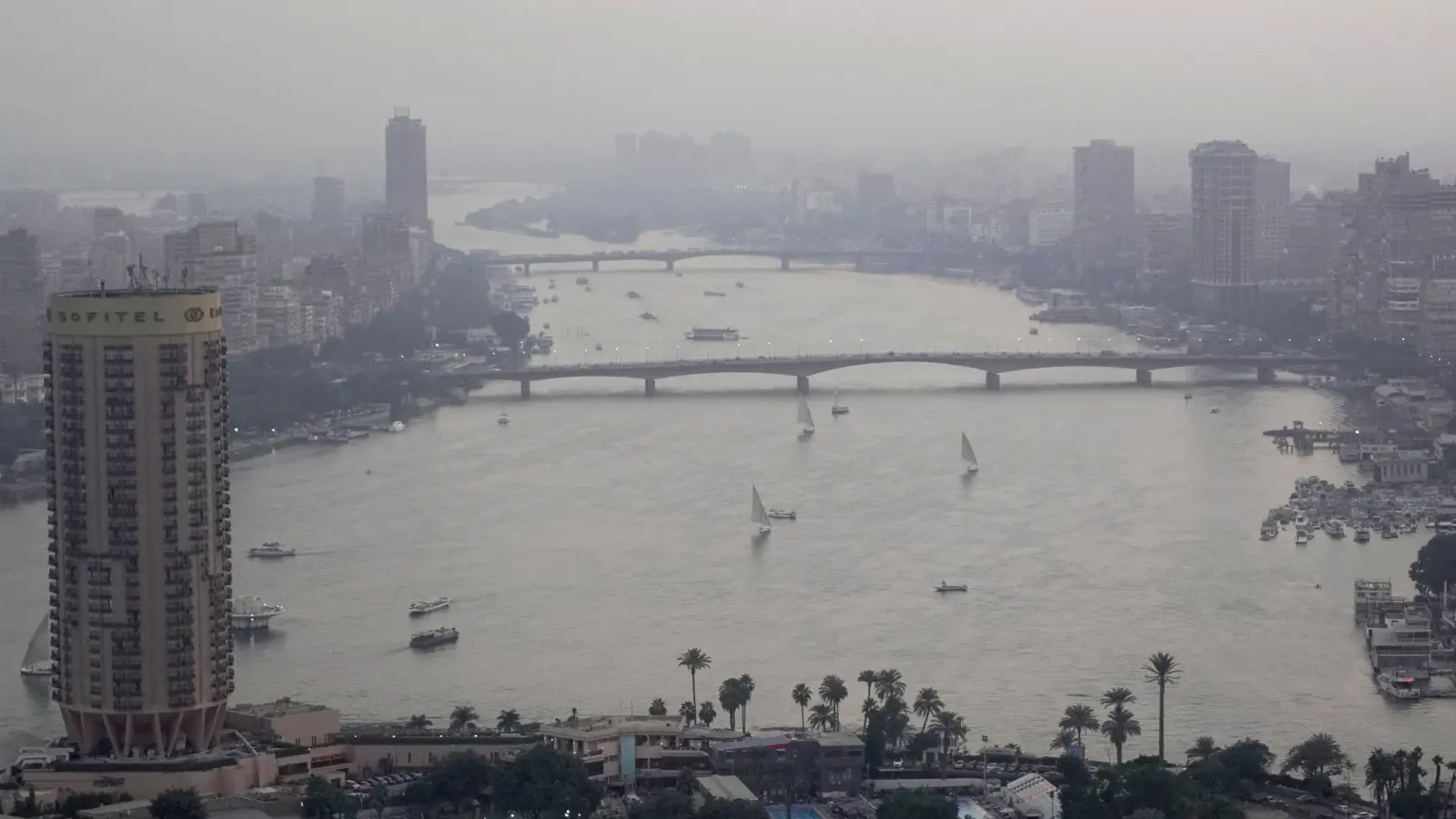 مصر واجهت موجة حر استثنائية بفعل القبة الحرارية (رويترز) مصر واجهت موجة حر استثنائية بفعل القبة الحرارية (رويترز)
