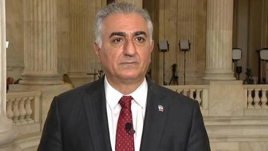 من هو رضا بهلوي الذي دعا الإيرانيين للنزول إلى الشارع؟ 