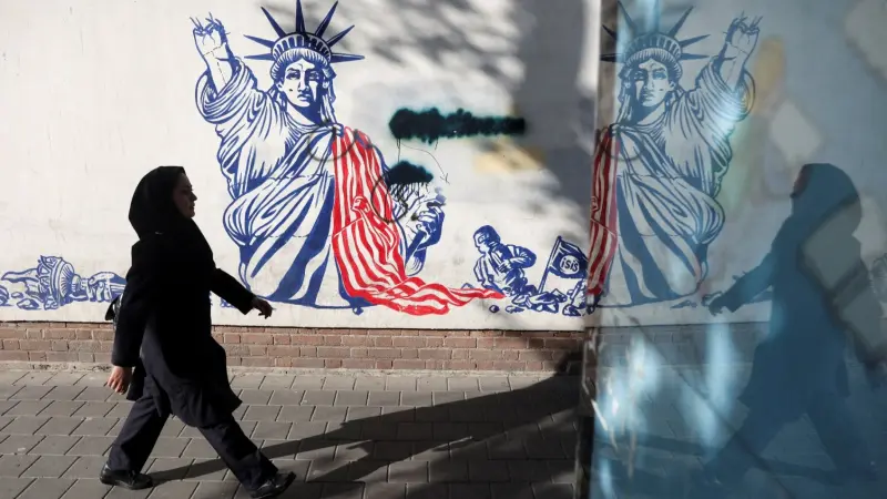 فيديو - نساء بلا حجاب وموسيقى الروك تهزّ طهران.. انفتاح في إيران؟