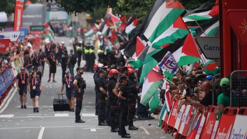 بعد تظاهرات حاشدة.. فريق إسرائيلي بطواف إسبانيا يزيل علم بلاده من ملابسه