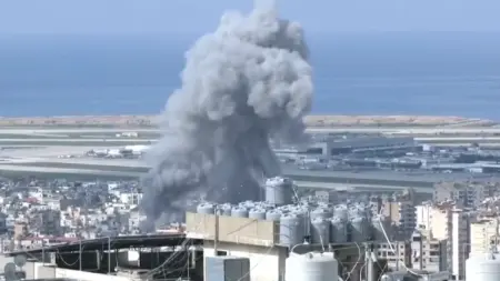 فيديو - الدخان يتصاعد قرب مطار بيروت بعد غارة إسرائيلية عنيفة