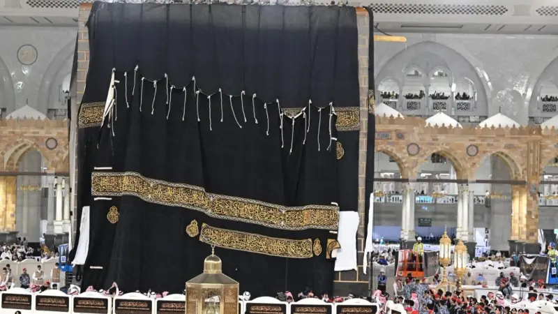 تقدم كهدايا.. أين تذهب كسوة الكعبة القديمة؟