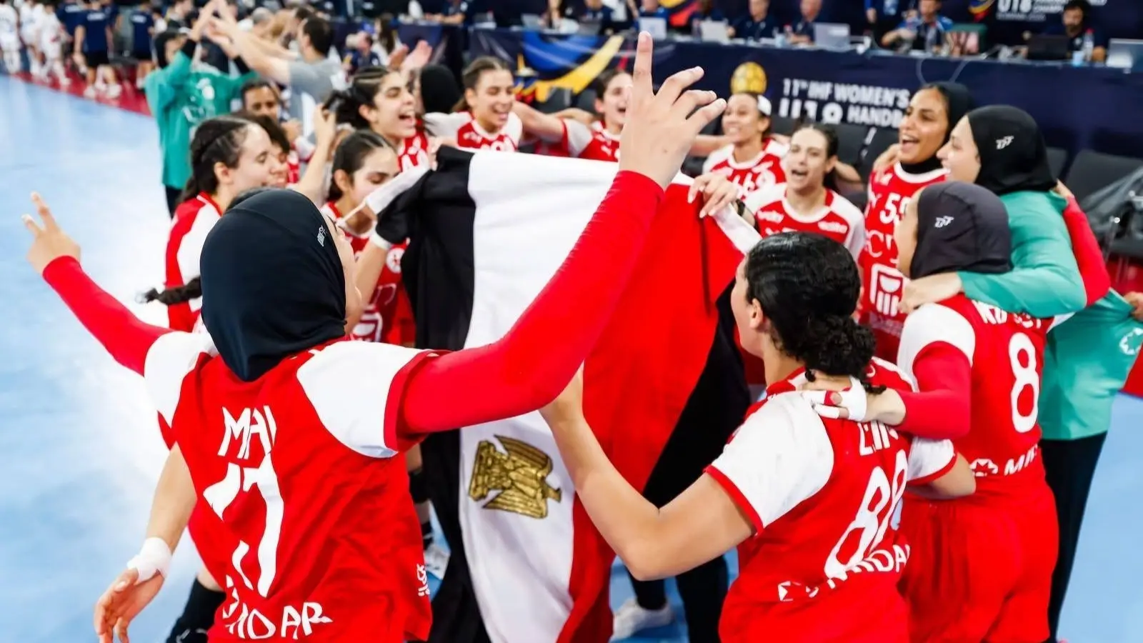 منتخب مصر يقلب تأخره بفارق 5 أهداف إلى فوز مثير 28-27 على حامل اللقب (إكس) منتخب مصر يقلب تأخره بفارق 5 أهداف إلى فوز مثير 28-27 على حامل اللقب (إكس)