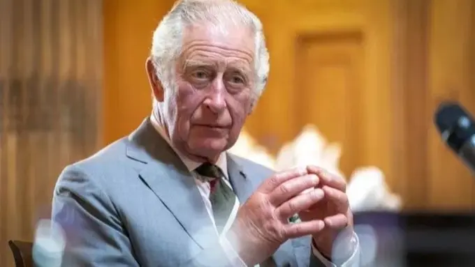 "أصابع النقانق".. ما السرّ وراء تورم يديّ الملك تشارلز؟