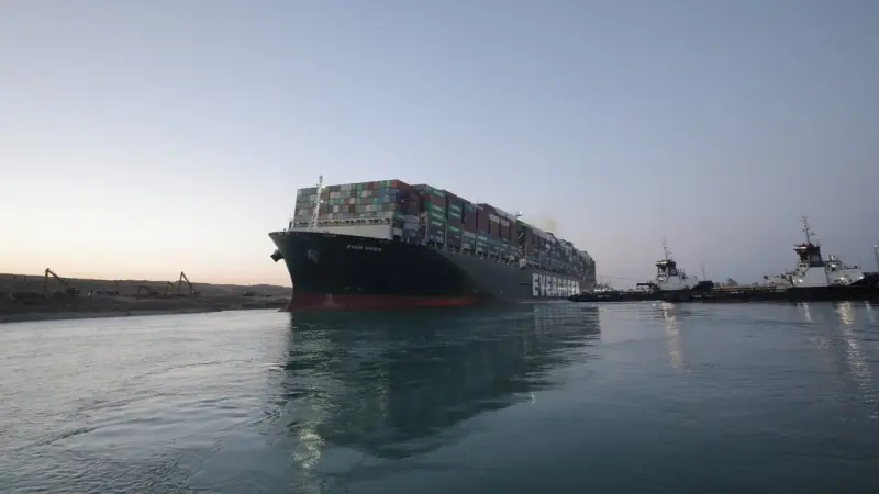 هاباج لويد: لا جدول زمنيا واضحا لعودة الإبحار عبر قناة السويس