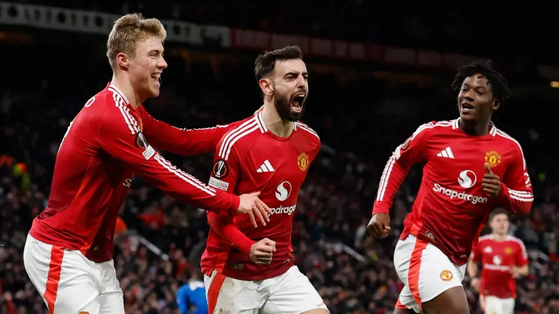 الصبر نفذ.. مدربو مانشستر يونايتد غاضبون من مستوى مهاجم الفريق