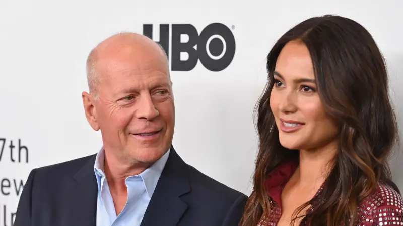 الخرف يفتك بالنجم العالمي بروس ويليس.. وانتقاد لاذع لزوجته