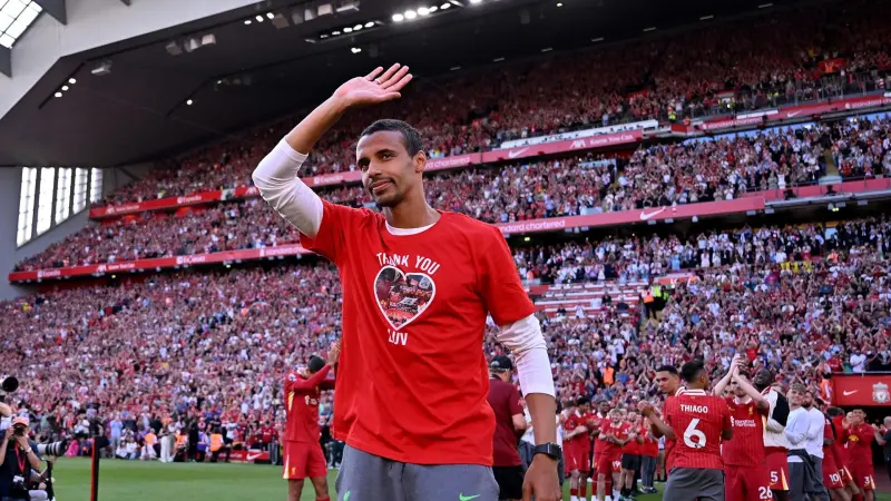 تداعيات الرباط الصليبي تجبر نجم ليفربول السابق على تعليق حذائه