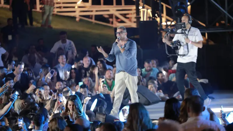 فيديو - عمرو دياب يمازح هالة صدقي.. و"صفصف" تردّ "أنا الملكة"