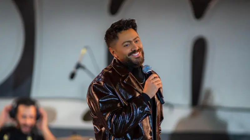 فيديو - "نفسها تشوفه".. تامر حسني يحقق أمنية طفلة