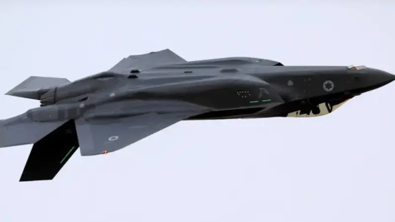 فيديو يحبس الأنفاس.. إقلاع وهبوط عمودي مثير للمقاتلة الشبحية F-35B