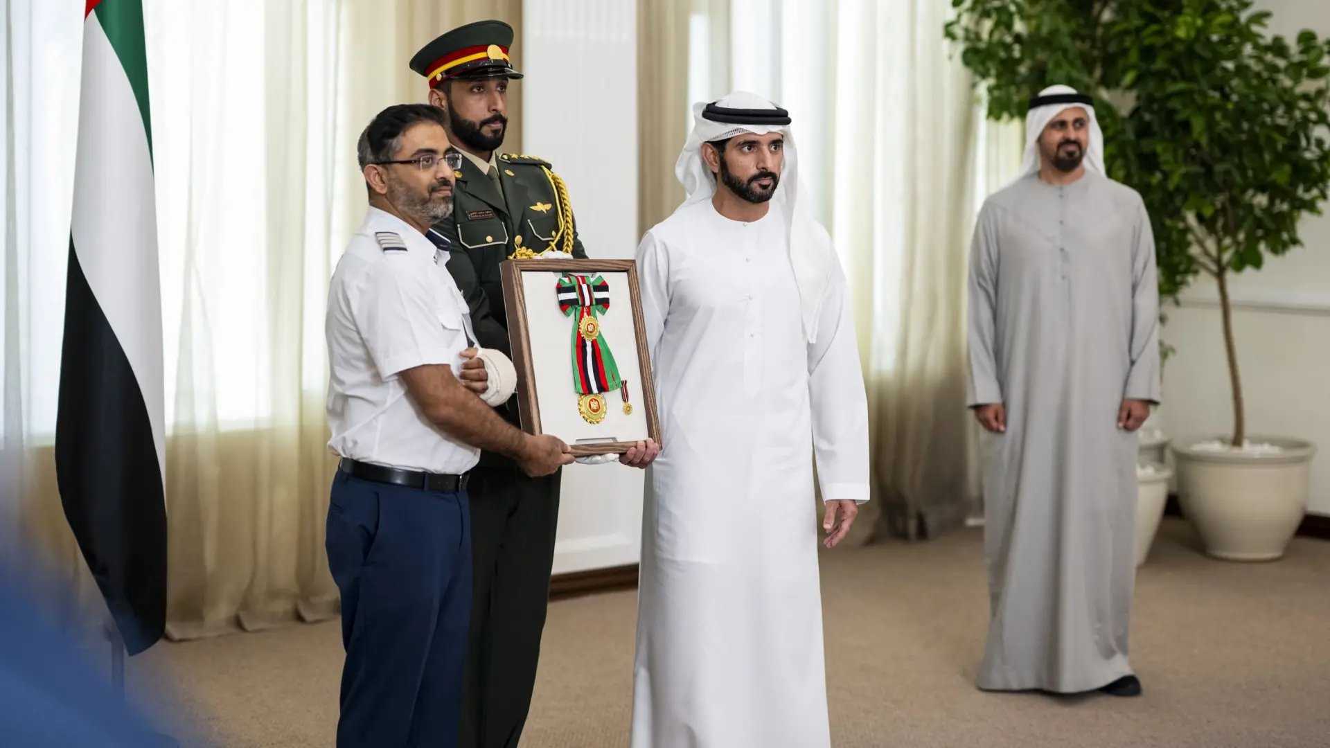الشيخ حمدان بن محمد بن راشد يقلد طاقم الطائرة الأوسمة (وام) الشيخ حمدان بن محمد بن راشد يقلد طاقم الطائرة الأوسمة (وام)