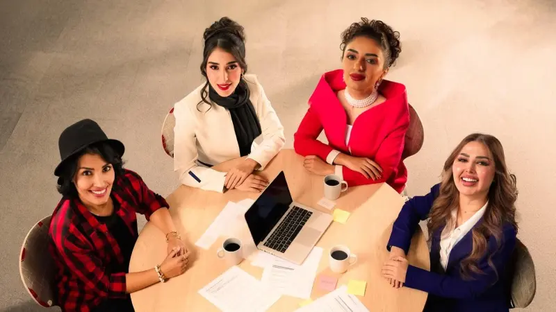 متى يُعرض مسلسل بنات البومب؟ كل ما تريد معرفته عن العمل السعودي الذي تصدّر الترند