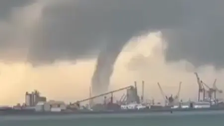 فيديو - عاصفة مطرية تتسبب في تشكّل إعصار على سواحل الإمارات