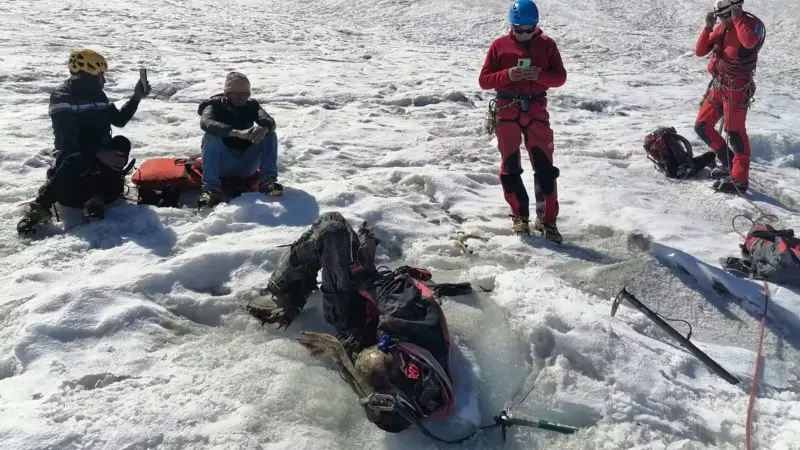 دفن تحت الثلج من 22 عاما.. الحرارة تكشف عن جثة المتسلق ويليام ستامفل