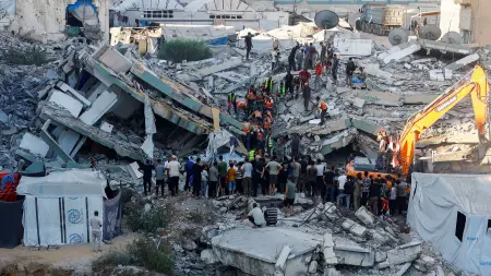 فيديو مروع.. 8 قتلى وعشرات المفقودين بانهيار مبنى في غزة