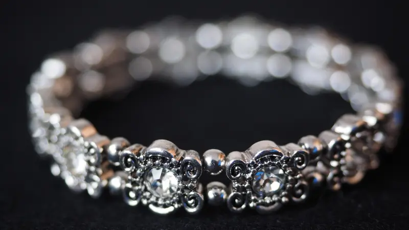 هل تتراجع الفضة لنحو 60 دولارًا؟ مسؤول مصري يُجيب