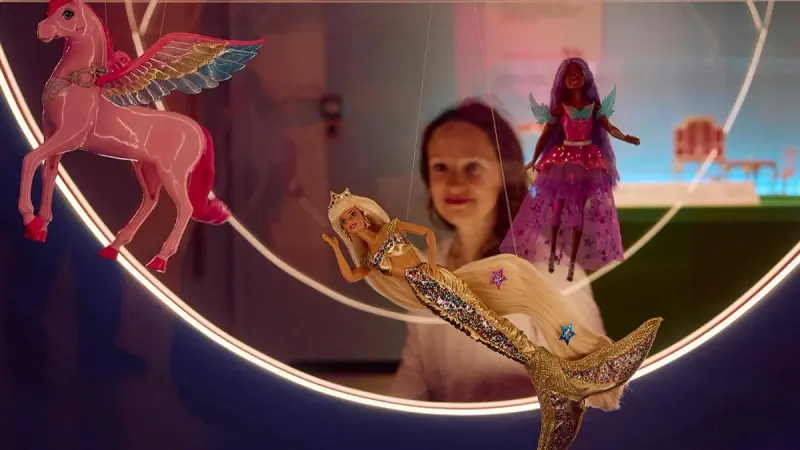 صور - متحف في لندن ينظم معرضا لـ 180 دمية "باربي"