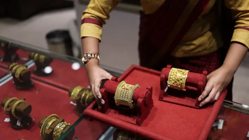 أسعار الذهب في مصر اليوم الأحد 1/2/2026.. تحوط بـ300 جنيه