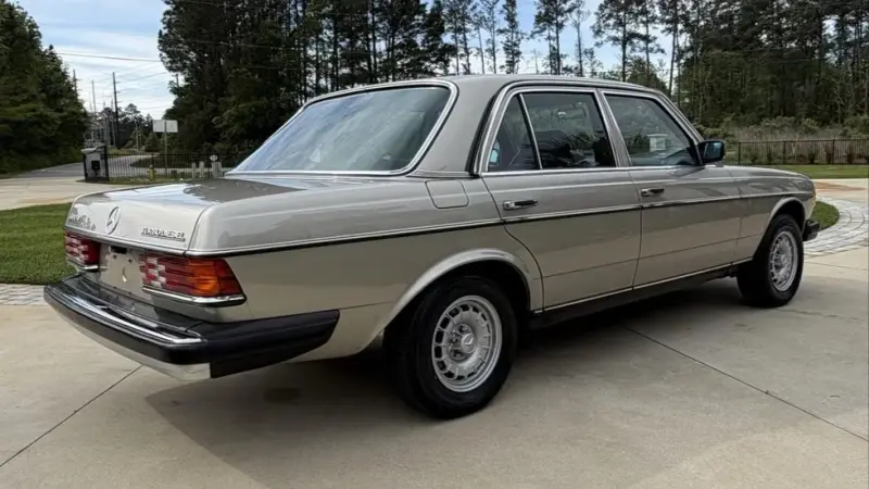 سيارة مرسيدس كلاسيكية "دبليو 123" بحالة المصنع تشعل منصات المزاد