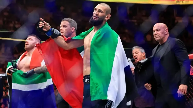 نتيجة نزال حمزة شيماييف ضد دو بليسيس.. بطل الوزن المتوسط الجديد يتوشح بعلم الإمارات