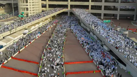 فيديو - الحجاج يتوافدون إلى منى والمسجد الحرام لاستكمال المناسك