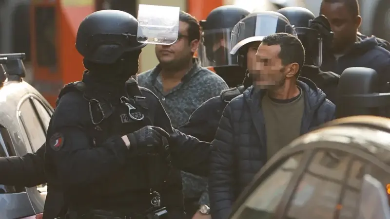 مدمن مخدرات.. من هو محتجز الرهائن بمطعم بيتزا في باريس؟