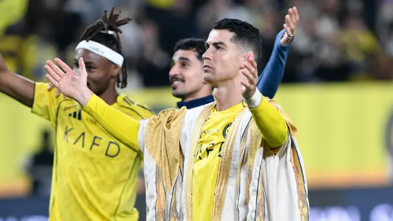 فيديو وصور - كريستيانو رونالدو يرتدي البشت السعودي احتفالا بالصدارة ويوم التأسيس